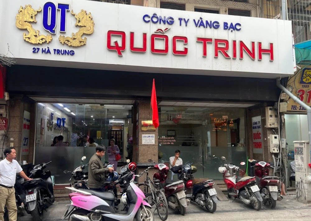 Go exchange your money at Ha Trung street in Hanoi