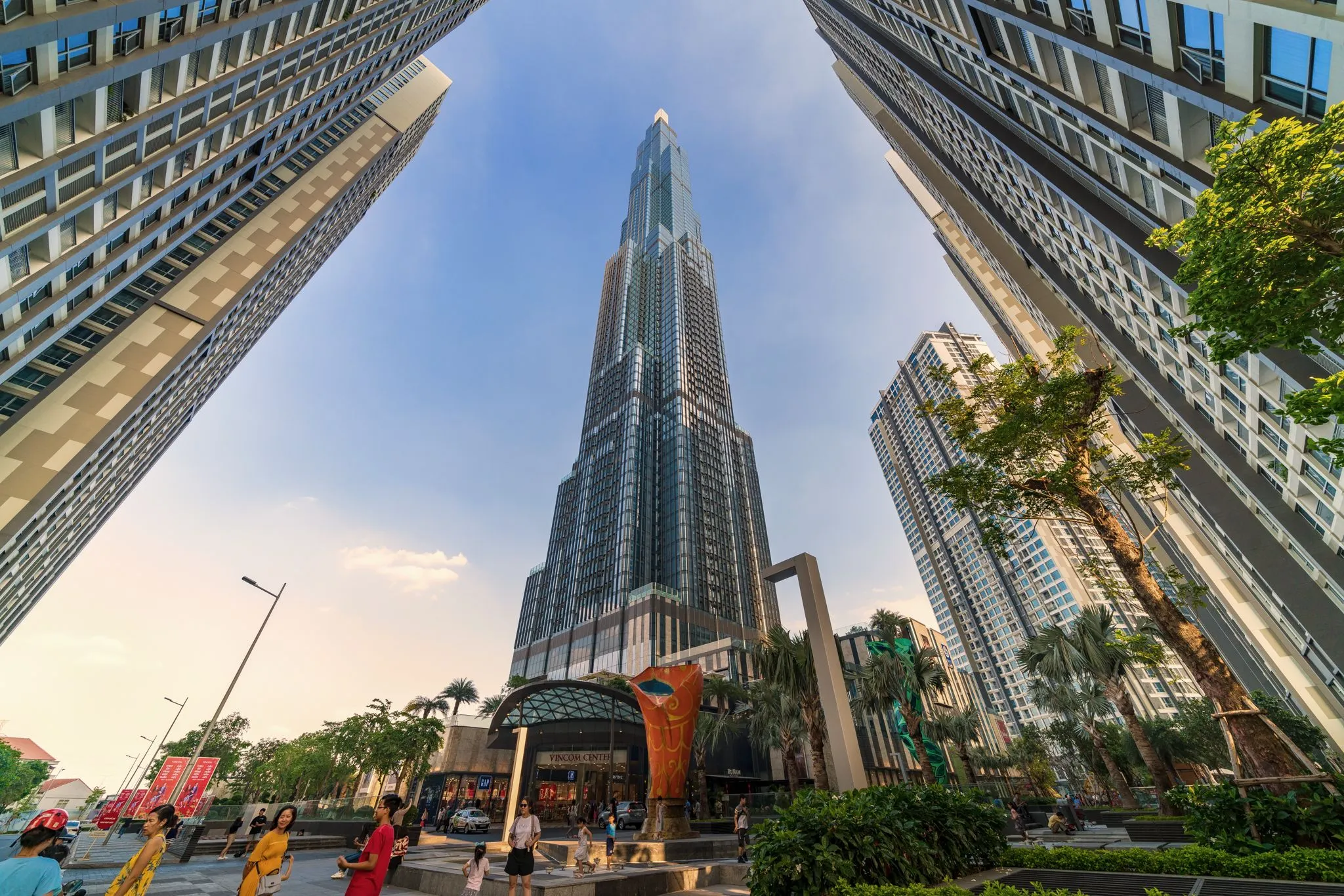 Even with Landmark 81, Binh Thanh still lives its traditional daily life