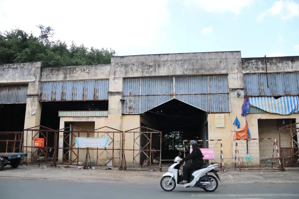 Ton That Thuyet keeps the marks of old District 4 with old buildings and abandoned ports