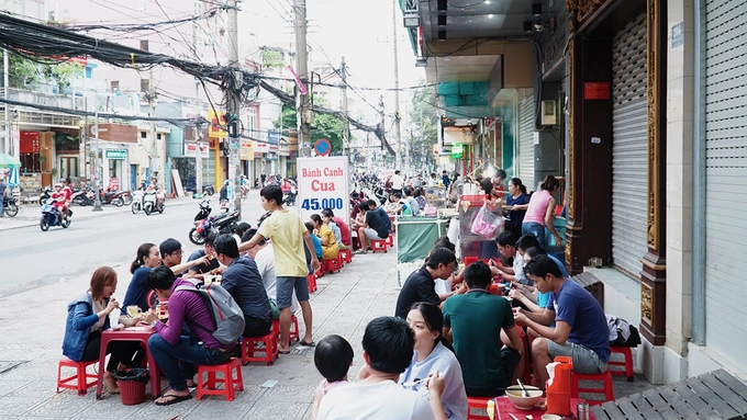 Saigon sidewalks are really busy and crowded sometimes