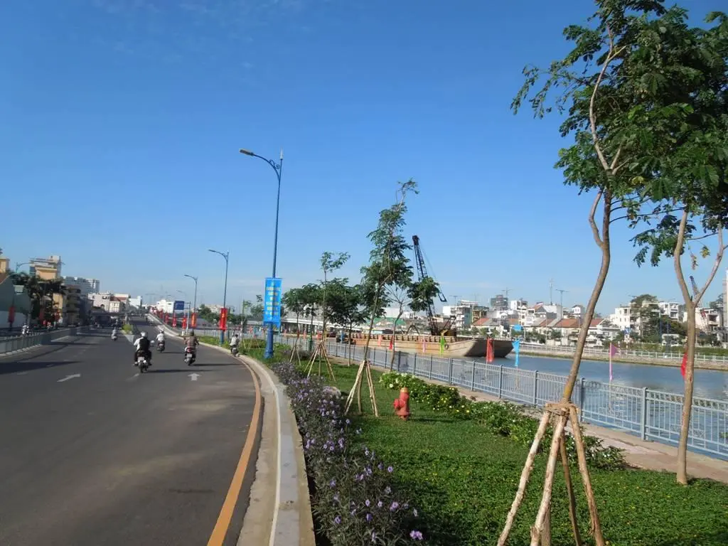 Ben Van Don is a long riverside walk, so locals actually love to run here in the evening
