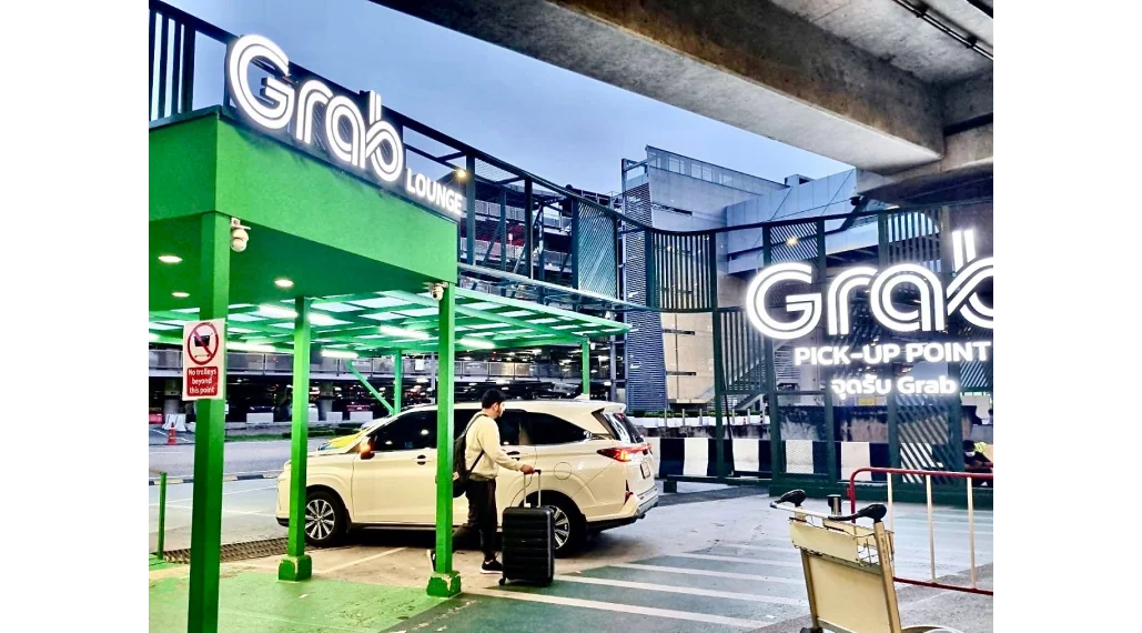 Plenty of taxi or grabs at the Noi Bai airport