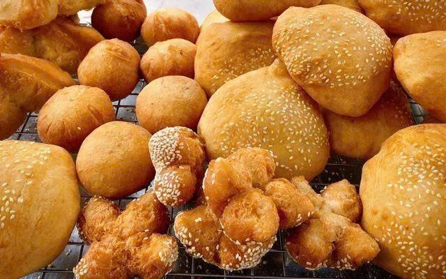 Banh tieu (hollow donuts)