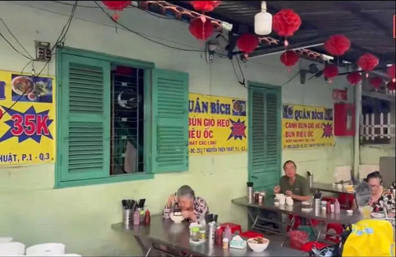 Bún Riêu Bích – A Familiar Breakfast Spot in the Alley