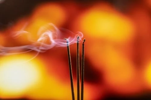 burn incense sticks in vietnam