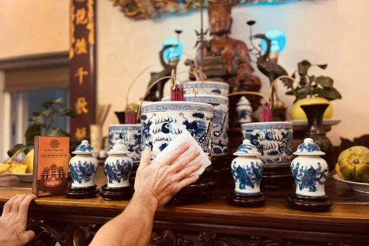 Cleaning altar before Tet