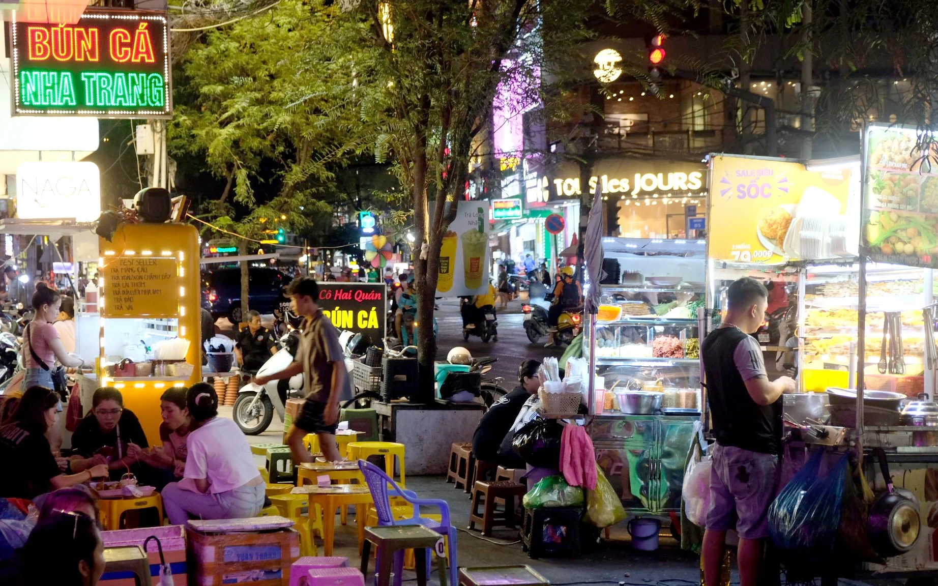 At night, Van Kiep is even busier with the streets filled with treats