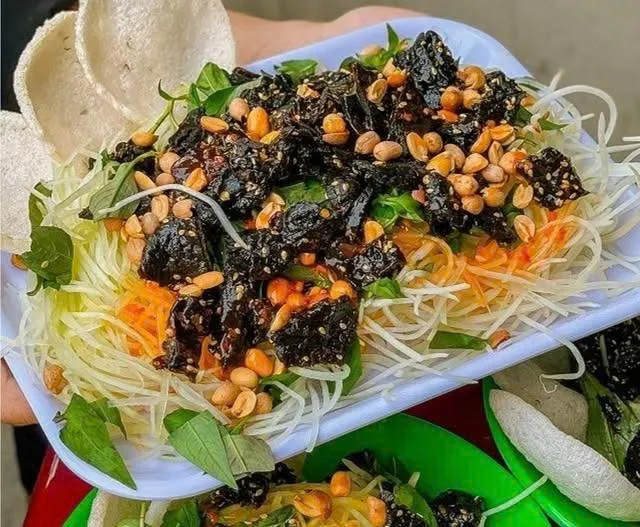 goi kho bo (green papaya salad with beef) street food in Saigon