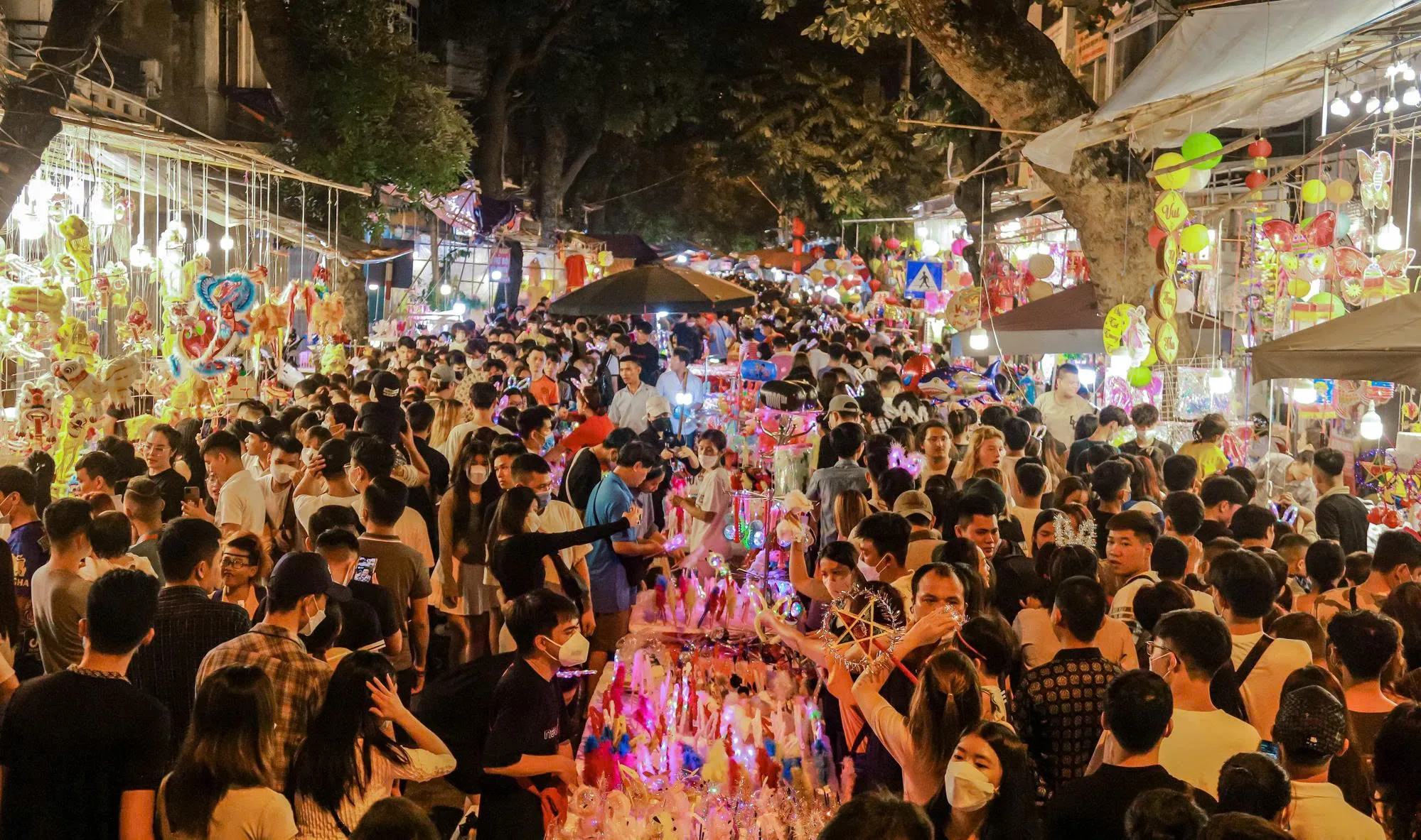 Hàng Mã Street in Hanoi bustling and lively during the Mid-Autumn Festival