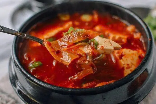 Canh kim chi (kimchi stew)