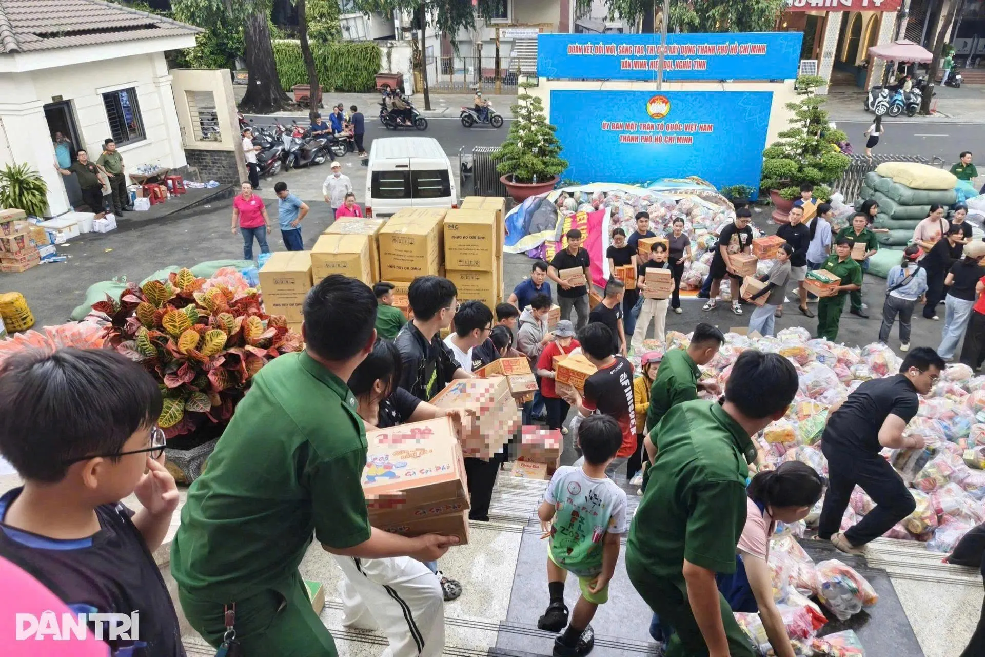 People across Vietnam join hands to provide relief to the Central region