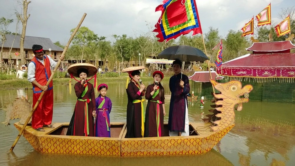 Familiar costumes of artists when performing quan ho folk songs