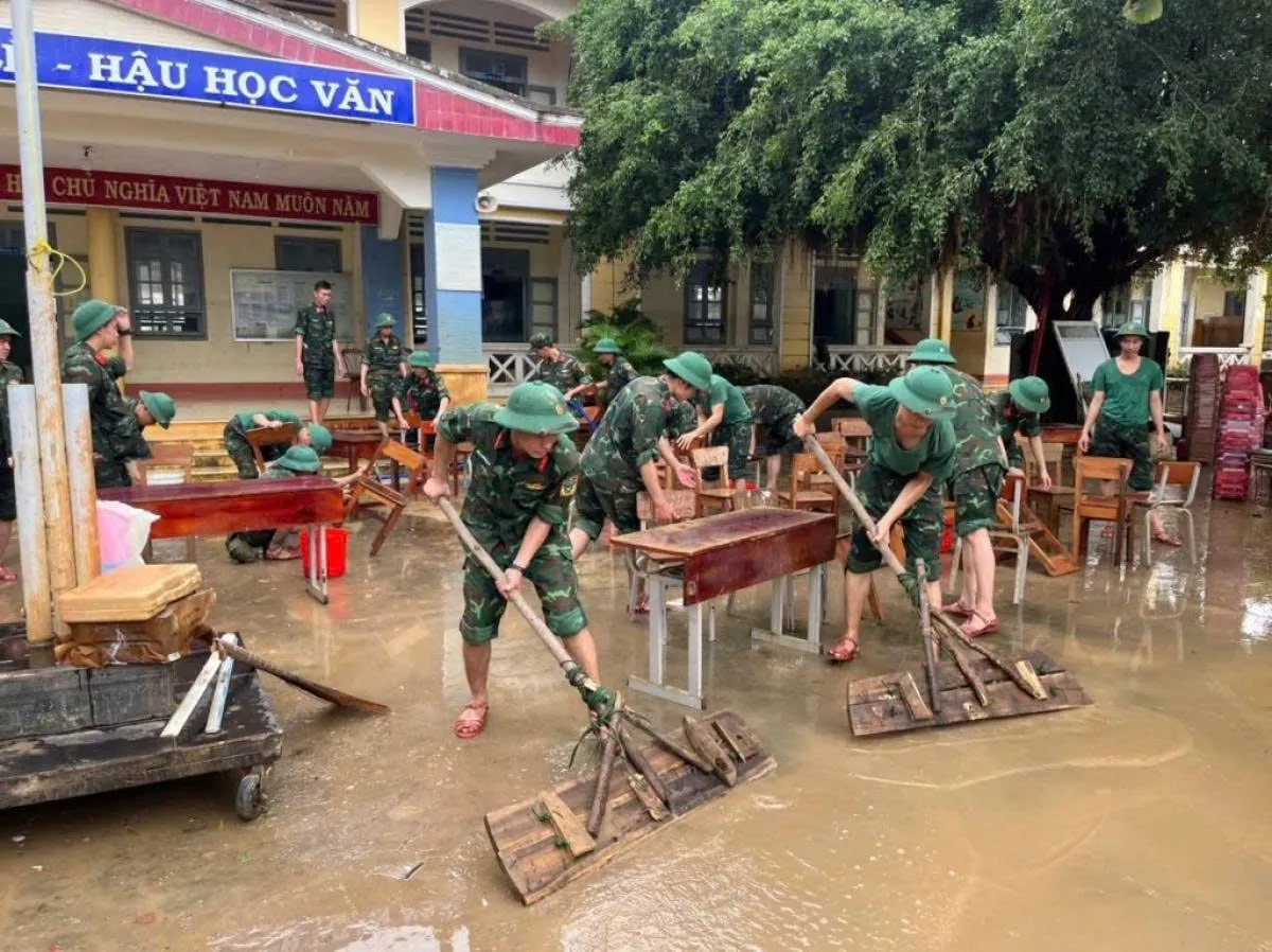 Soldiers join forces with Dak Lak in disaster recovery efforts