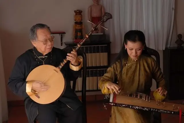 Moon shaped fretted lute and the shimmering 16-string zither of Southern Amateur music