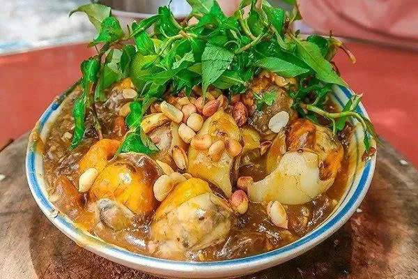 Stir-fried balut with tamarind (hột vịt lộn xào me)