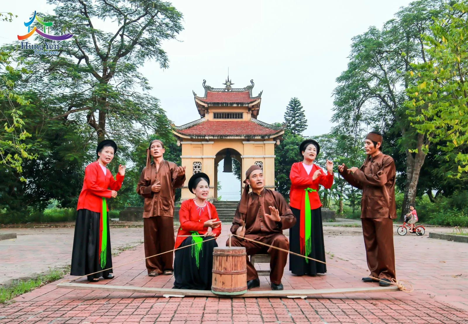 Singing “trống quân” during the Mid-Autumn Festival
