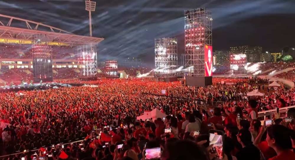 Vietnamese people participate in the National Concert